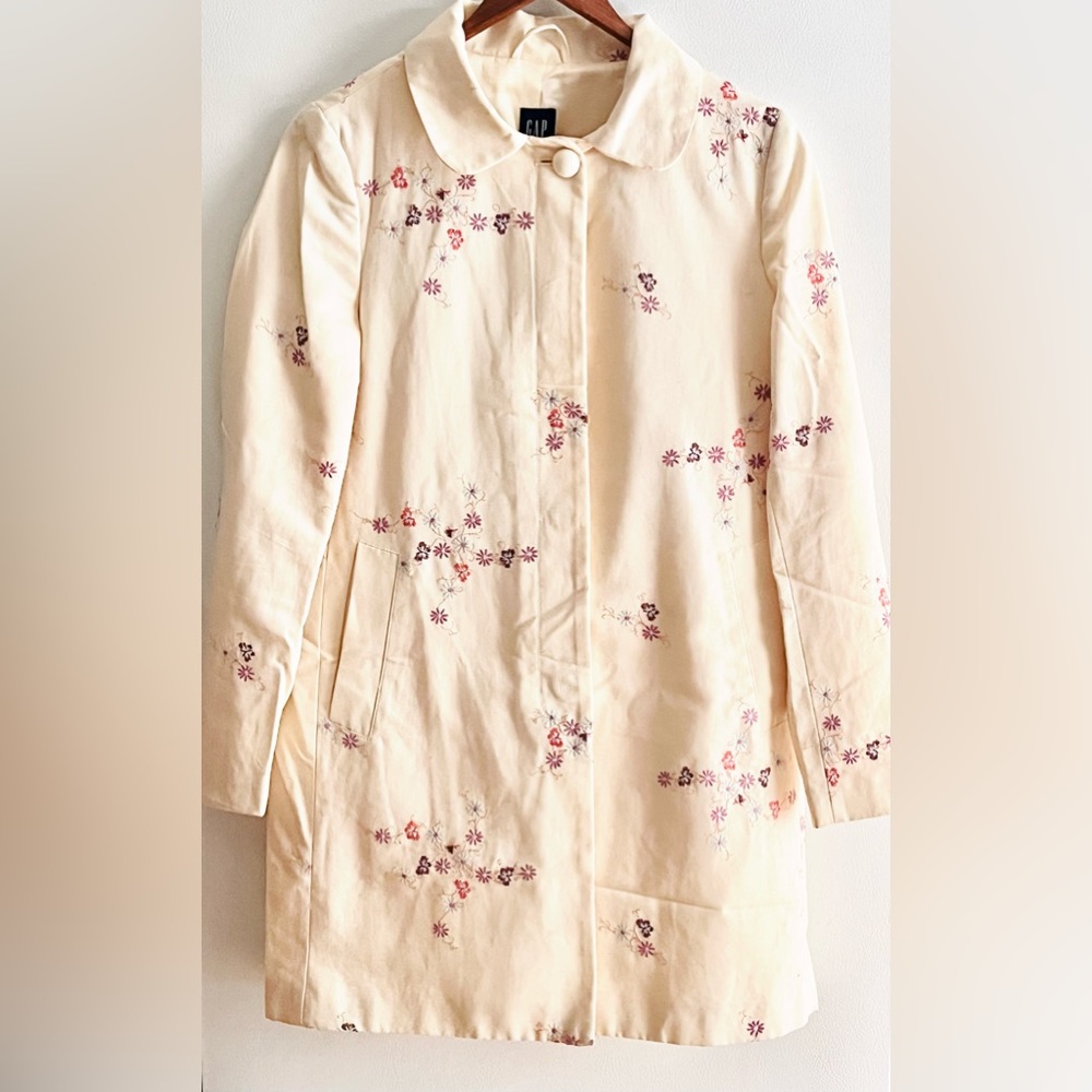 Women’s feminine floral raincoat. Cream color with tiny flower bunches. GAP